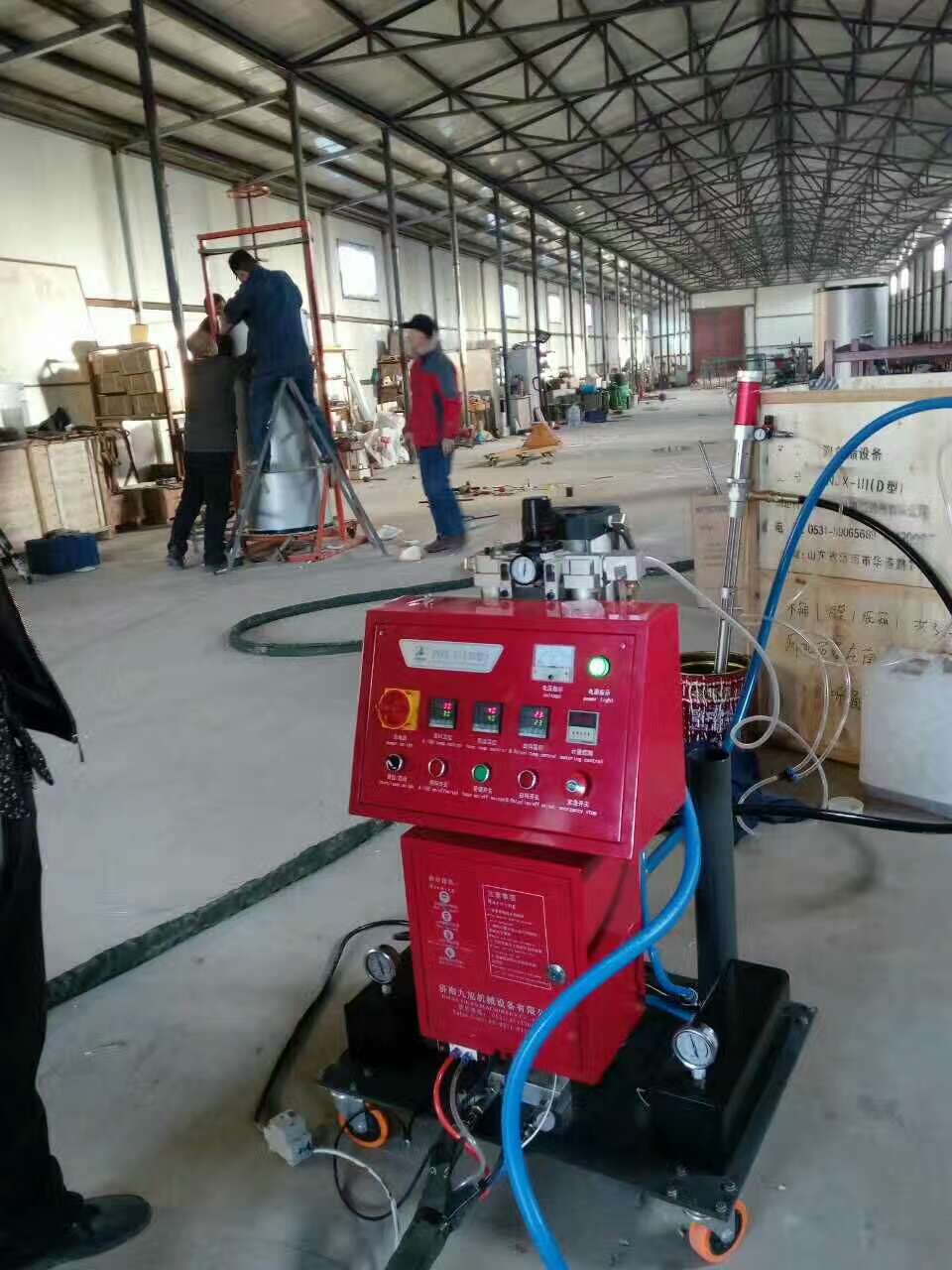 不銹鋼水箱保溫模塊用聚氨酯填充怎么樣 用哪種噴涂機(圖2) E型不銹鋼水箱保溫模塊用聚氨酯填充噴涂機
